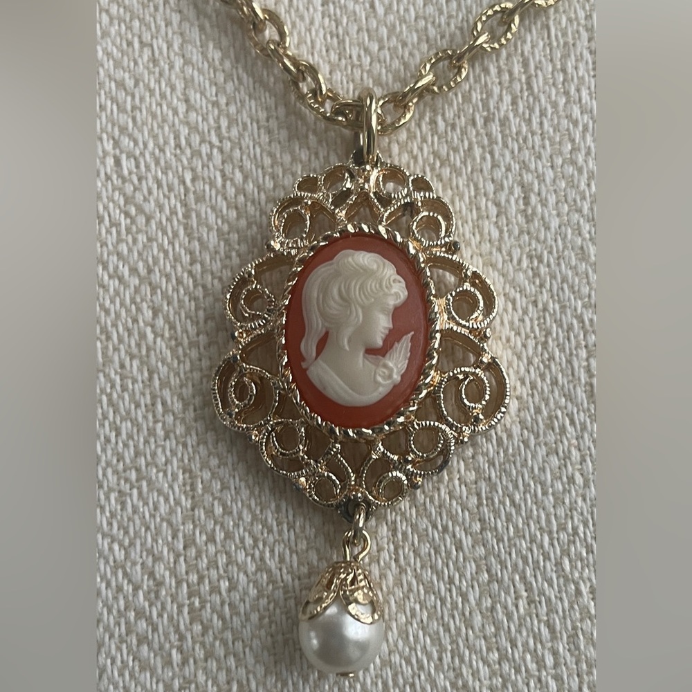 Vintage Sarah Coventry Cameo Gold Toned Necklace